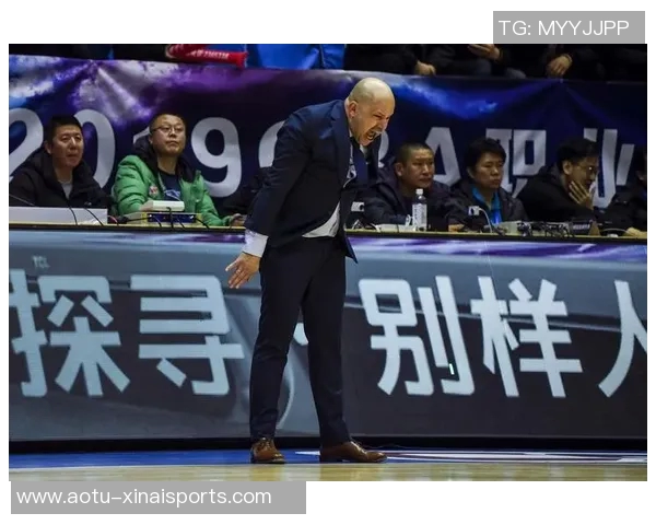 雅尼斯一次暂停叫醒球员：反复强调CBA无弱旅